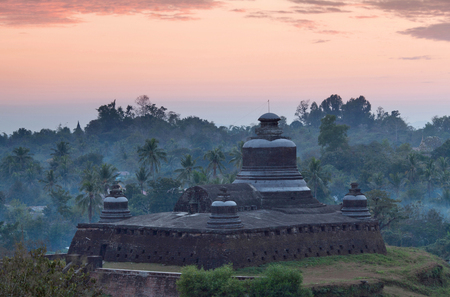 Htukkanthein stupa at sunset in Mrauk U, Myanmar. Mrauk U is an archaeologically important town in northern Rakhine State. It was the capital of Mrauk U Kingdom from 1430 to 1785のeditorial素材