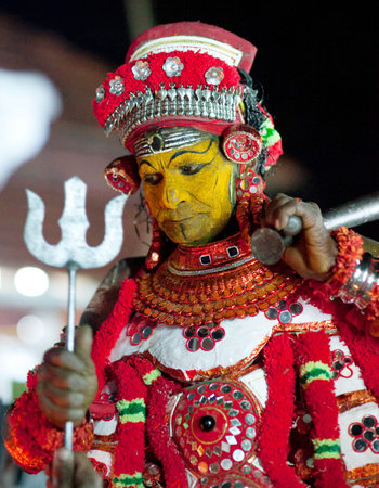 KANNUR, INDIA - JANUARY 15, 2016: Indian man conducts Theyyam ceremony. Theyyam is a ritualistic folk art form of North Malabar in Kerala.のeditorial素材