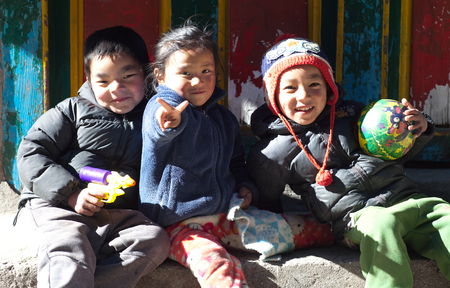 NAMCHE BAZAAR, NEPAL - JANUARY 19, 2017: Nepalese children poses for a photo on the streetのeditorial素材