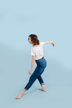 Carefree contemporary dancer with one leg put forward, and other bent in a knee